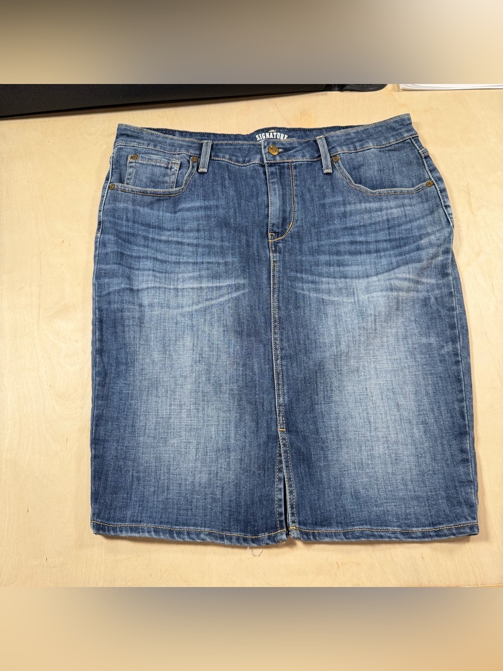 Women’s Levi Strauss Pencil Skirt W/ Slit In Front Med-Wash Subtle Fading Sz10